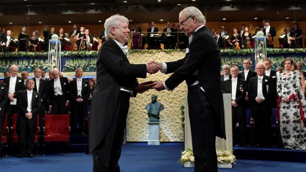 Richard Thaler (t.v.) i december 2017, da han modtog Nobelprisen i økonomi fra den svenske konge, Carl Gustav.
