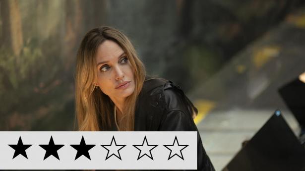 Superstjernen Angelina Jolie løfter sær modefilm med sin mest personlige rolle til dato
