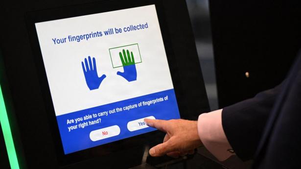 EU’s nye ind- og udrejsesystem har været plaget af fejlbehæftet teknologi og lange køer for passagerer.