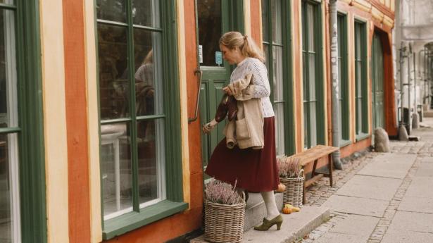 Siden teenageårene har Mette Marie Emery elsket at klæde sig i vintagekjoler, men hun kunne aldrig finde sko, som passede dertil. Nu producerer hun dem selv.