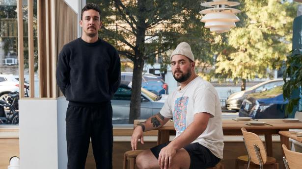 Sebastian Perez (t.v.) har startet Smør med Sebastian Bangsgaard (t.h..). De var oprindelig kollegaer på restauranten Copenhagen, som Adam Aamann var partner i.