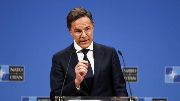 Natos generalsekretær, Mark Rutte, er torsdag vært ved et møde for Nato-landenes forsvarsministre i Bruxelles. Her er der blandt andet fokus på hjælpen til Ukraine.