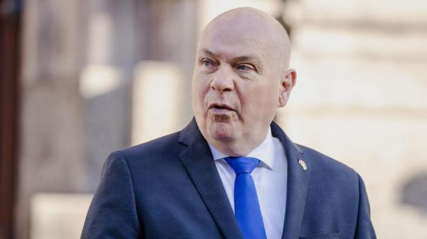 Venstres folketingsmedlem Trine Jepsen er stærkt utilfreds med partifællen Søren Gades beslutning om torsdag at stemme nej til den såkaldte gødskningslov. Det udtrykker hun i et opslag på Facebook, hvor hun anklager Venstre-profilen for illoyal opførsel.