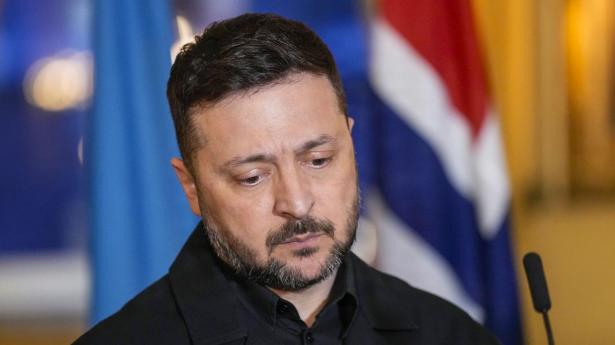 Leveringerne af blandt andet missiler til Ukraine går meget langsomt, og det er en svær position for Ukraine, siger landets præsident, Volodymyr Zelenskyj til tysk tv-kanal.