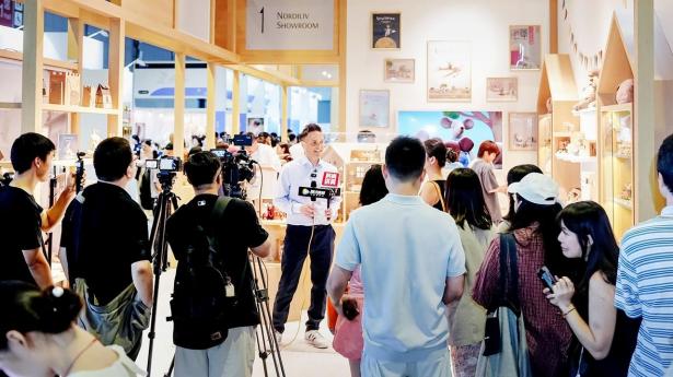 Maileg har ifølge adm. direktør Kasper Eis oplevet stor interesse fra Asien. Her ses han på virksomhedens stand på CBME-messen i Shanghai til officiel lancering af Mailegs nye distributør.