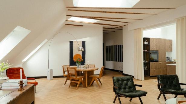 Hvor Adam Holm sagtens kan spotte interessante ting til hjemmet, er det Emilie Grums styrke at sætte dem sammen, så udtrykket bliver levende og harmonisk. Loungestolene Uno er designet af svenske Per Leiv Øie i 1970’erne, mens sofabordet i teaktræ og glas er designet af Svend Ellekær og produceret i 1960’erne.