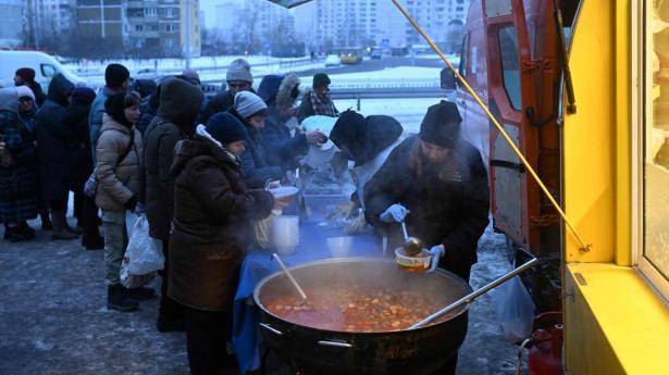 Frivillige fra det amerikanske World Central Kitchen uddeler varm mad til frysende indbyggere i Kyiv. Terrorbombninger har efterladt en stor del af byen uden varme, vand og strøm.