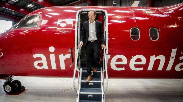 Forsvarsminister Jeppe Bruus (S) besøger Air Greenland mandag i den grønlandske hovedstad, Nuuk.
