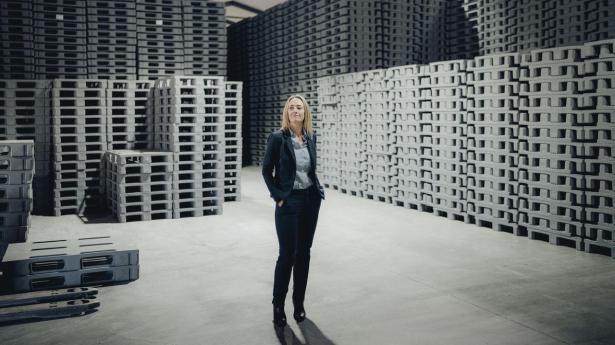 Stine Bøgelund Kristensen, kommerciel direktør hos Smart Retur Danmark, satser på, at virksomheden kan erstatte ca. 40 pct. af europaller i træ med plastpaller på det danske marked inden for ét til tre år.
