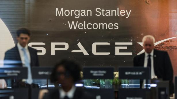 Wall Street-banker kæmper om rigmænd før SpaceX-børsnotering
