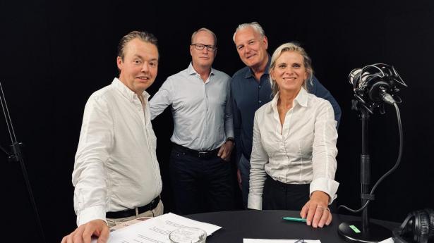 Hvorfor er investorer kritiske over for Mærsk-aktien, som har præsteret flot i år? Hør med i “Børsen Investor”-podcasten. Fra venstre Simon Kirketerp, investorredaktør, Peter Bækgaard, privatinvestor, Ole Søeberg, investor og strateg i Brock Milton Capital, Tina Riising, journalist og vært.