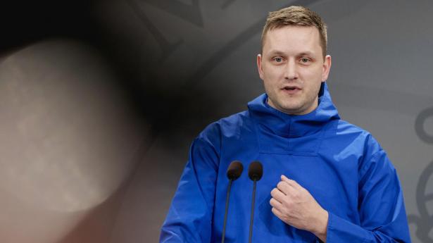 Den grønlandske regeringsleder, Jens-Frederik Nielsen, siger i et interview med DR, at han ikke er tilfredshed med, at man fra dansk side ikke har underskrevet en kontrakt med leverandør af arktiske skibe.