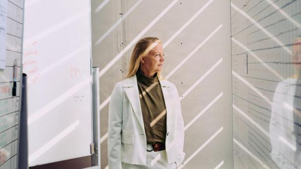 “Det ligger dybt i koncernen at levere hver gang og uden fejl,” siger Maja Pedersen. Tankegangen er kommet fra at producere film til fotografi. Hvis filmen er ødelagt, ødelægger man et minde. “Der er mennesker, som er afhængige af, at vi laver det rigtigt. Den kvalitet og kontrol bruger jeg i det, vi laver med vores medicin,” siger Maja Pedersen.