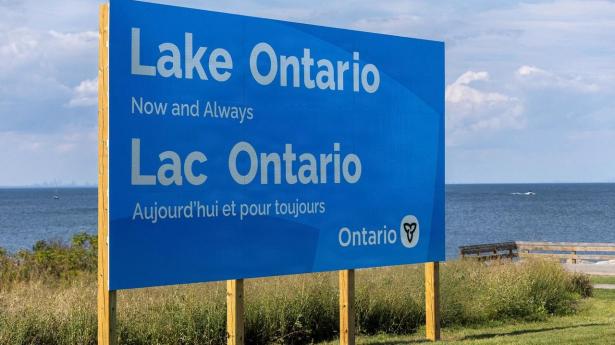 Et skilt, hvorpå der står “Lake Ontario – nu og altid”, blev lørdag præsenteret af den canadiske provins Ontarios premierminister, Doug Ford.