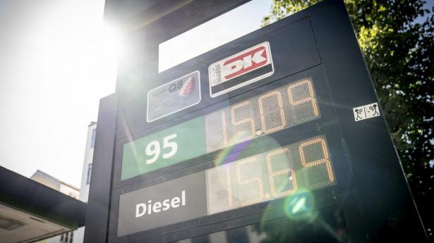 På grund af krigen i Mellemøsten er prisen på en liter diesel nu højere end prisen på en liter benzin.