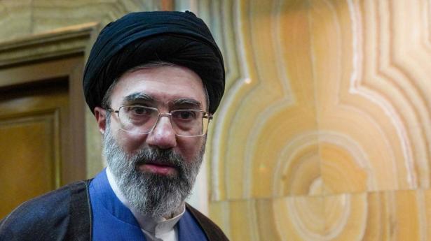 Den Åndelige Leder Mojtaba Khamenei udsendte torsdag en udtalelse med den hidtil stærkeste afvisning af Trump. Uanset sandhedsværdien af udtalelserne vidner det om, at Revolutionsgardens top sidder med den ultimative magt i Iran og forhandler kun med Trump på regimets præmisser.