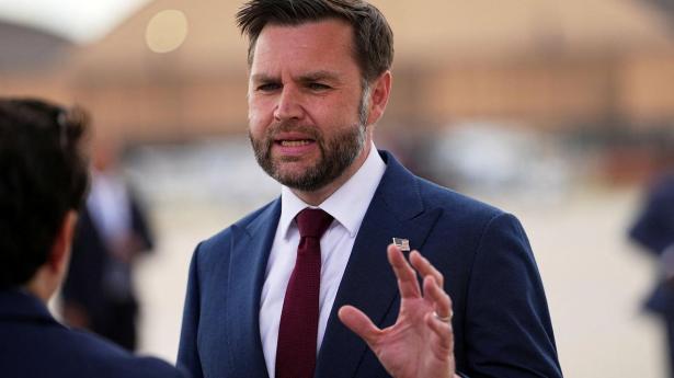 USA's vicepræsident, J.D. Vance, taler med journalister, efter at han er ankommet til flybasen Joint Base Andrews i Maryland i USA. 