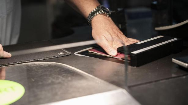 Der kunne lørdag eftermiddag forventes ventetid ved paskontrollen i Københavns Lufthavn. IT-udfordringer betød, at alle pas skulle tjekkes manuelt