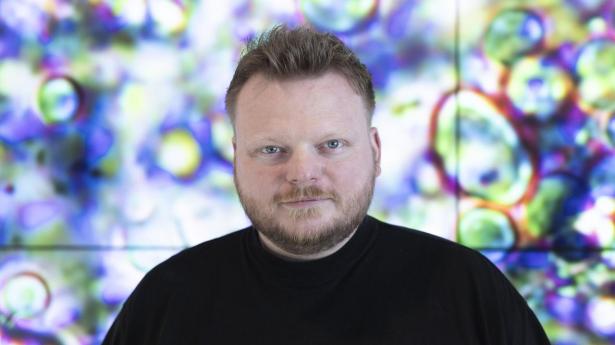 Alchemist-ejer Rasmus Munk står bag innovationscentret Spora, hvor gastronomi, forskning og forretningsudvikling skal omsættes til nye fødevarer, der kan skaleres langt ud over restauranten.