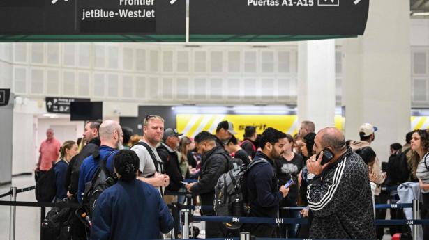 Flere amerikanske medier har rapporteret om lange køer i de amerikanske lufthavne den seneste tid, hvor lufthavnsbetjentene har arbejdet uden løn på grund af en delvis regeringsnedlukning.