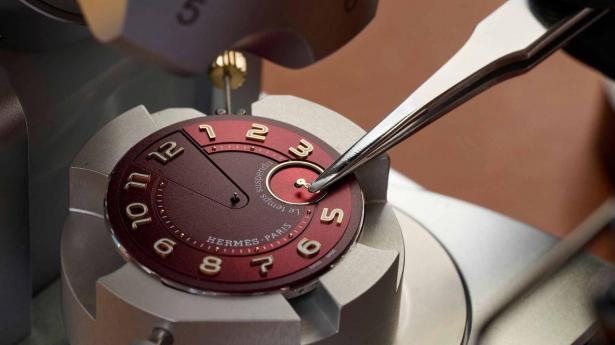 Hermès begyndte at producere ure i 1928 og tog et afgørende skridt mod fuld anerkendelse, da man i 2006 introducerede egne mekaniske værker.