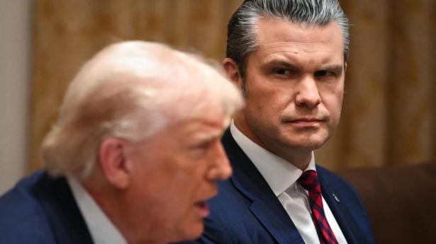 Præsident Donald Trump taler under et kabinetmøde tirsdag. Ved siden af ham sidder forsvarsminister Pete Hegseth.