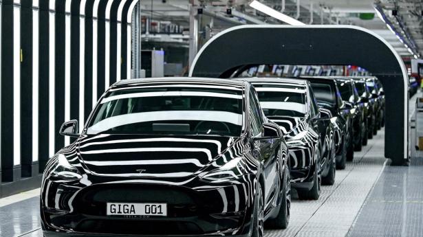 Teslas Model Y forsvandt fra top ti listen i april, men nu er den tilbage igen
