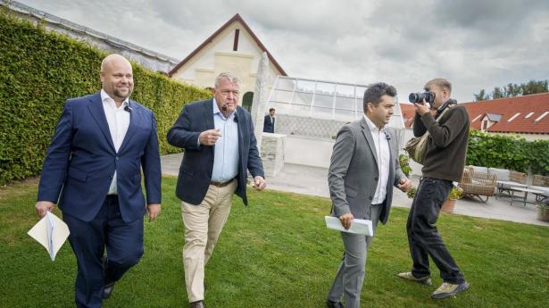 Udenrigsminister og M-formand Lars Løkke Rasmussen afviser ikke en forlængelse af den lave elafgift, da han møder pressen ved partiets sommergruppemøde.