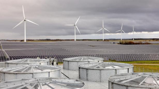 Vedvarende energi dækkede godt 80 pct. af den danske elforsyning i 2024. Det kan få lande matche. Men den grønne profil har en skyggeside. Vi mangler kapacitet til at lagre den grønne strøm.