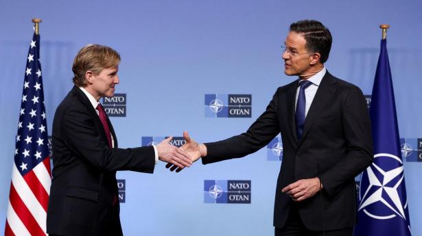 Natos generalsekretær, Mark Rutte, gav hånd til USA's undersekretær for forsvarspolitik, Elbridge Colby (til venstre), ved indgangen til Nato-forsvarsministermødet torsdag. Her valgte USA's forsvarsminister, Pete Hegseth, ikke at deltage. Derfor var USA repræsenteret af Elbridge Colby.