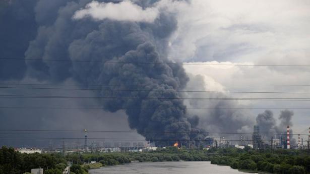 Tykke røgskyer og flammer stiger op fra et olieraffinaderi i Moskva efter et ukrainsk droneangreb under krigen mellem Rusland og Ukraine. Billedet er hentet fra sociale medier.