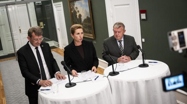 Statsminister Mette Frederiksen (S), vicestatsminister og forsvarsminister Troels Lund Poulsen (V) og udenrigsminister Lars Løkke Rasmussen (M) vil præsentere regeringens nye udvisningsreform kl. 11.30 fredag.