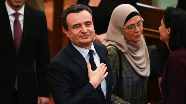 Premierminister Albin Kurti i Kosovo ses efter en afstemning i landets parlament onsdag, hvor ny regering er blevet godkendt.
