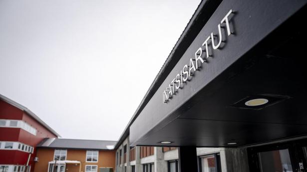 Det grønlandske parlament, Inatsisartut, har onsdag vedtaget lovforslag, der vil gøre, at partier i Grønland ikke længere kan modtage støtte fra danske partier.