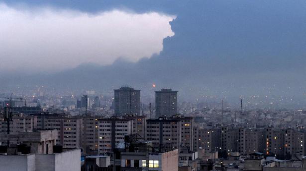 Røg stiger op over et olieraffinaderi i Irans hovedstad, Teheran. Israelske og amerikanske angreb på hovedstaden har skubbet amerikanske oliepriser i vejret.