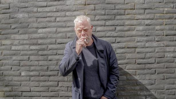 Steffen Jacobsen, tidligere kirurg, debuterede som forfatter i 2008 og har siden udgivet en række populære krimier, herunder “Trofæ”, “Gengældelsen” og “Da blev jeg døden”.