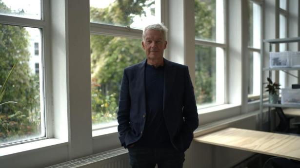 Per Feldthaus, projektejer og partner i Almenr, som udvikler bofællesskabet Blåholmen i Ny Rosborg i Vejle – et boligprojekt, hvor boliger opføres på hævede holme, og regnvand håndteres lokalt i landskabet.