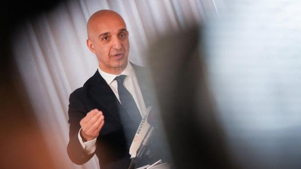 Adm. direktør Mike Doustdar ved et pressemøde i februar.