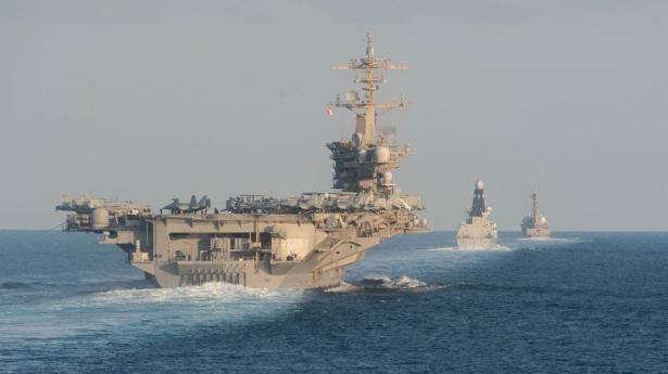 En amerikansk flådestyrke, ledet af hangarskibet USS Abraham Lincoln, er blevet indsat i mellemøstlige farvande, oplyste USA den 26. januar 2026, efter at Teheran advarede om, at man var klar til at slå igen mod ethvert amerikansk angreb.