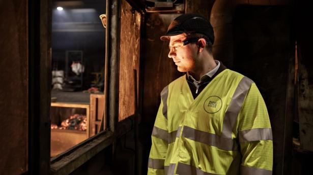 Group sustainability manager Emil Husted Brodersen er en af tovholderne på visionen om egen energiproduktion og lagring af strøm i batterier hos jernstøberiet Valdemar Birn.