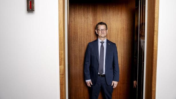 Minister for samfundssikkerhed og beredskab Torsten Schack Pedersen (V) har været i arbejdstøjet og lavet en politisk aftale, som skal styrke indsatsen mod cybertrusler.