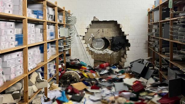 Fra bankens sikkerhedsrum kunne man kigge direkte ind til naboejendommen, der huser et parkeringshus. Fra parkeringshuset havde tyvene boret et hul, der skabte adgang til de sikrede bankbokse. 