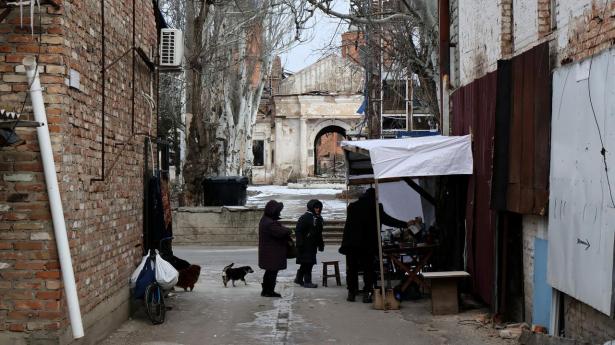  
Vinteren 2026 har været den hidtil hårdeste under den russiske invasion. Efter måneder med systematiske angreb er store byer kastet ud i mørke og kulde. Alligevel formår ukrainerne at få dagene til at fungere. 