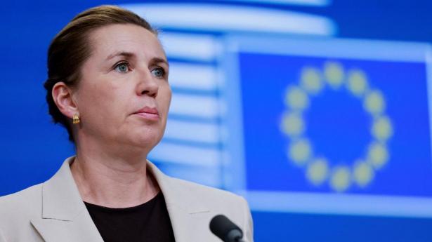 Statsminister Mette Frederiksen (S) stillede sig bag et erstatningslån til Ukraine fra de indefrosne russiske midler. Det lykkedes der ikke at blive opnået enighed om på topmøde. I stedet sikres Ukraine 90 milliarder euro via fælles EU-lån, som kun 24 af de 27 EU-lande står bag.