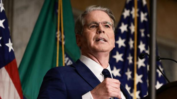 USA's finansminister vil øge pres på Iran med ugentlige sanktioner