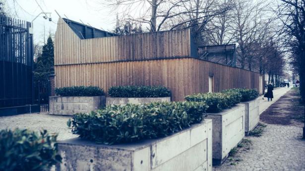 Senest 26. marts klagede Indre By Lokaludvalg til kommunen, fordi USA’s ambassade tilsyneladende “ad infinitum” har taget offentligt areal i brug under renoveringen. Det har ambassaden foreløbigt tilladelse til at gøre frem til 21. juni i år.