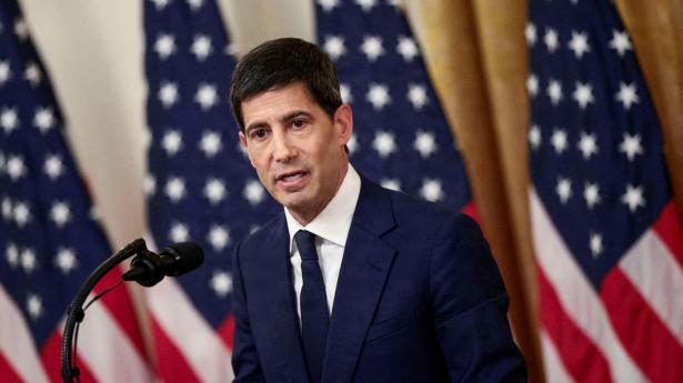 Kevin Warsh blev nomineret af Donald Trump til posten som chef i den amerikanske centralbank. Onsdag skal han første gang lede centralbankens rentemøde.