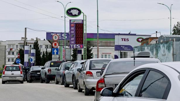 For mere end tre uger siden begyndte bilisterne på Krim-halvøen at holde i lange køer for at kunne tanke. Nu er der helt lukket for salg af benzin og diesel til private bilister.