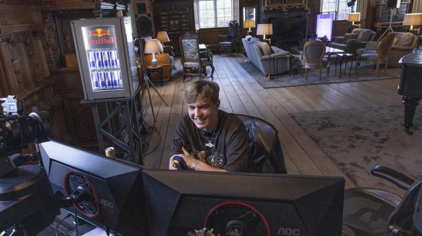 Over en million ser med: Mød den 26-årige, der udfordrer tv-giganterne