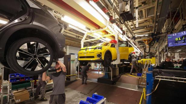 Ford får ansvaret for designet af de nye elbiler og vil bruge platformen for små køretøjer fra Renault-enheden Ampere til at udvikle bilerne og varevognene, der skal produceres på fabrikken i Douai i Frankrig.